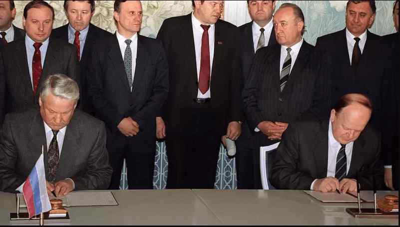 Boris Yeltsin signing the Belavezha Agreement - USSR Belavezha Agreement